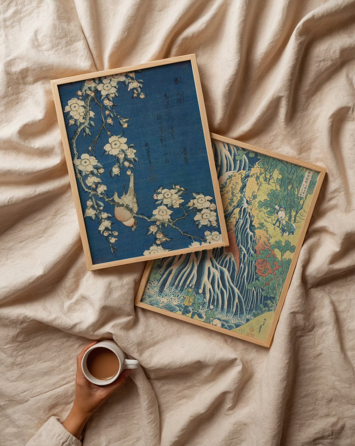 Katsushika Hokusai Bullfinch and Weeping Cherry 1834 Poster – två posters i rum 1