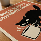 Mer Kaffe Mindre Kaos Poster – närbild på papper