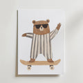 Skater Bear – stilfullt konsttryck från Bozetto, tryckt på matt finpapper i hög tryckkvalitet