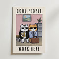 Office Cool Cats – stilfullt konsttryck från Bozetto, tryckt på matt finpapper i hög tryckkvalitet