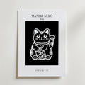 Maneki Neko Fortune Cat – stilfullt konsttryck från Bozetto, tryckt på matt finpapper