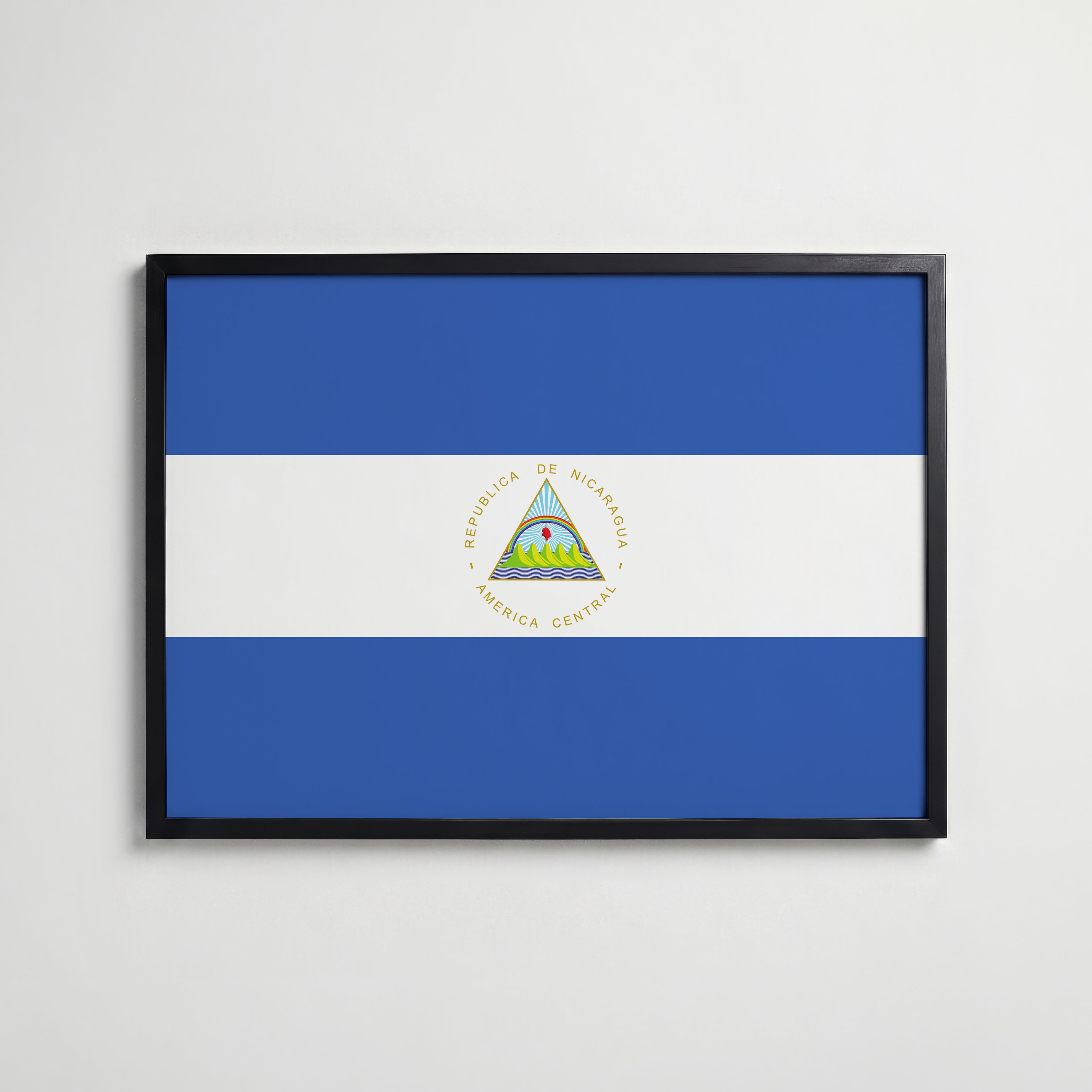 Nicaragua National Flag Poster i svart ram – stilren konsttryck som väggdekor från Bozetto
