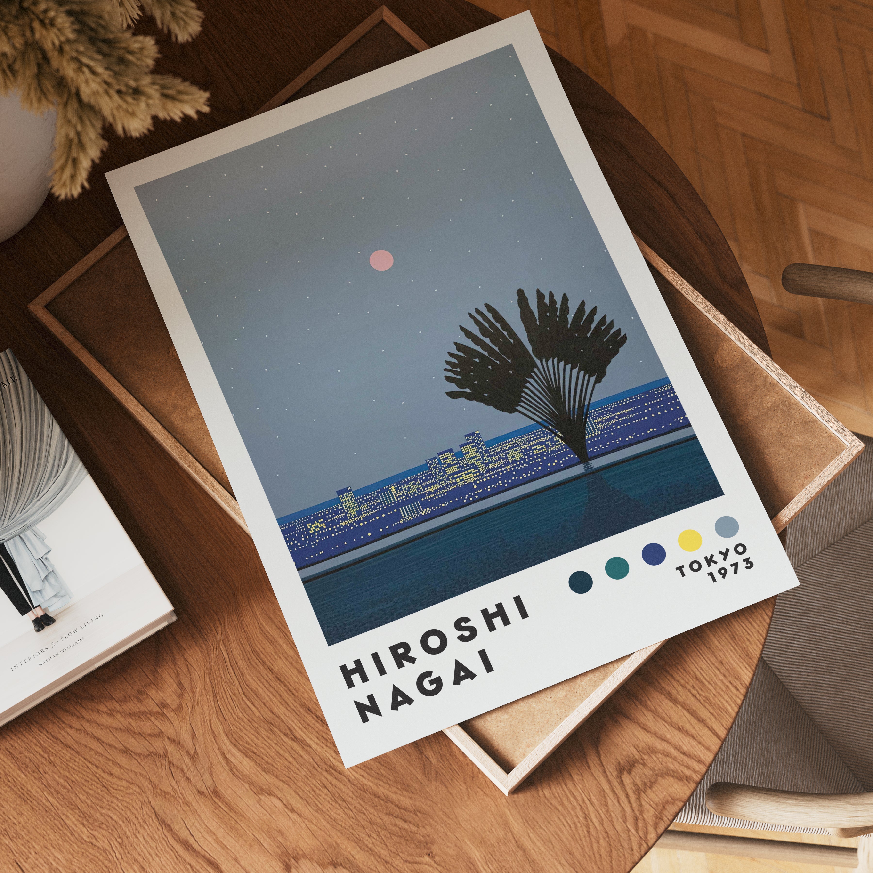 Hiroshi Nagai Moon Over City poster visualiserad på vägg – från Bozetto i hög kvalitet