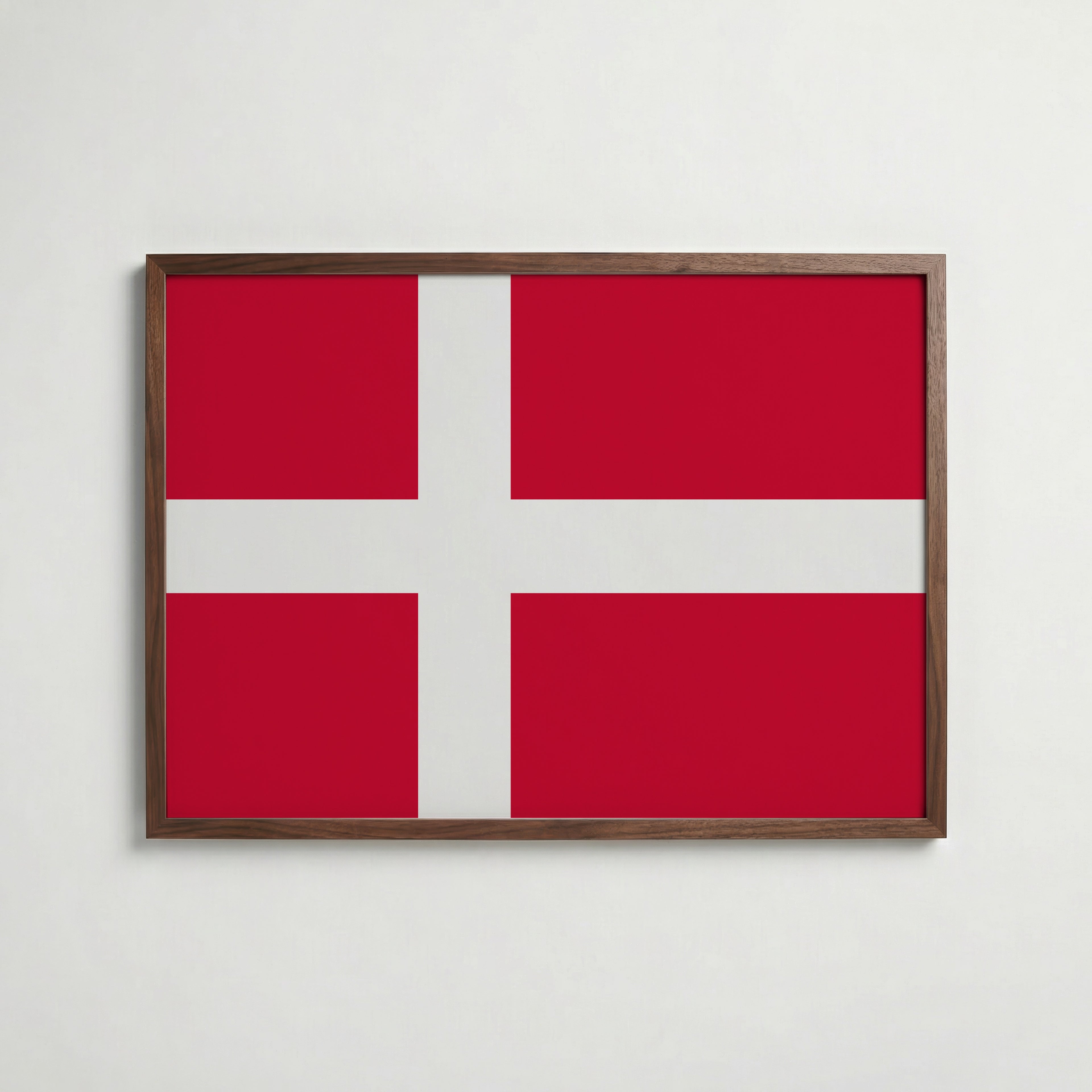 Denmark National Flag Poster i valnötsram – varm konstaffisch för hemmet från Bozetto