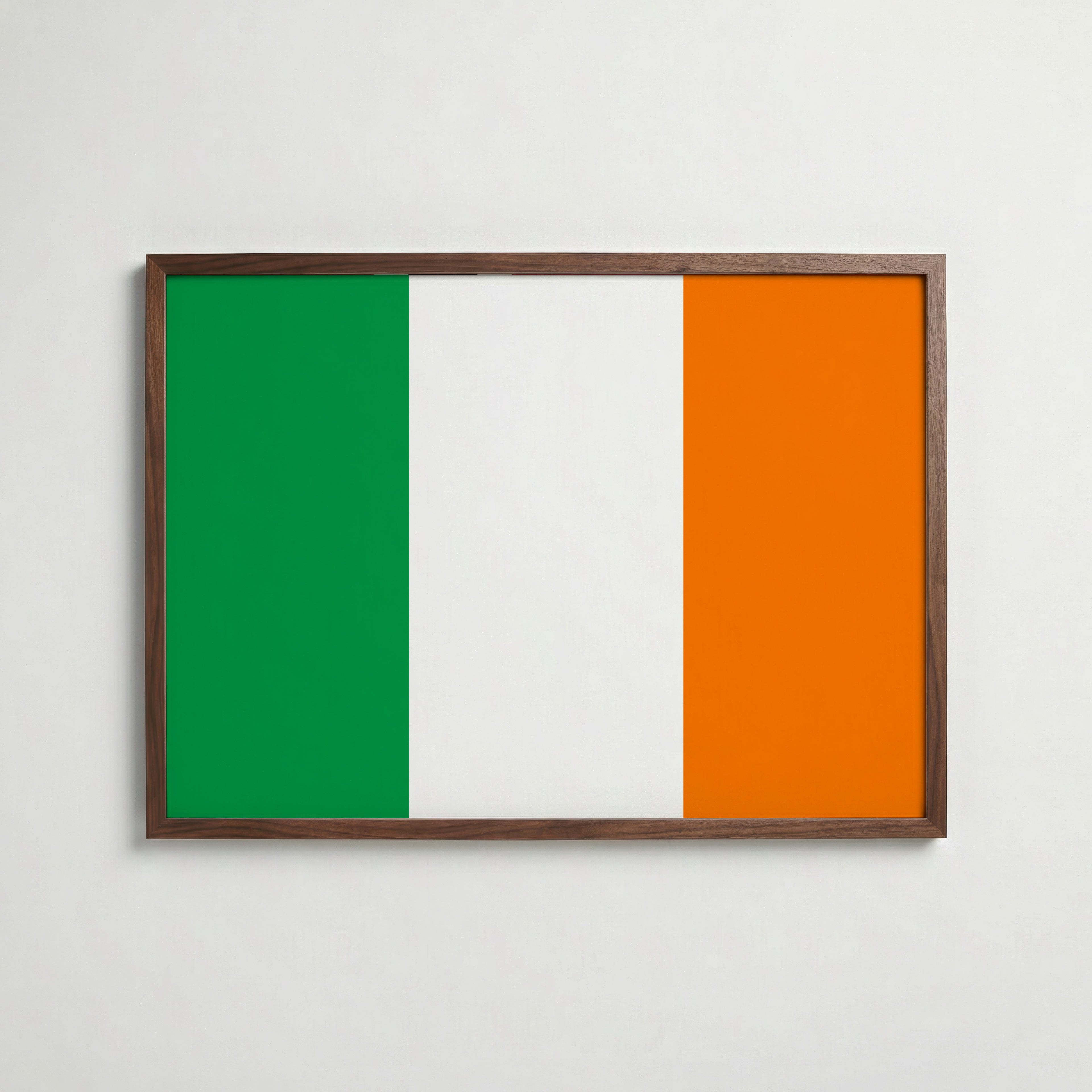 Ireland National Flag Poster i valnötsram – varm konstaffisch för hemmet från Bozetto