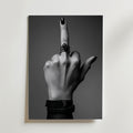Middle Finger – stilfullt konsttryck från Bozetto, tryckt på matt finpapper i hög tryckkvalitet