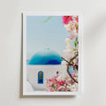 Santorini Bloom Escape – stilfullt konsttryck från Bozetto, tryckt på matt finpapper