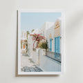 Mediterranean Bloom Alley – stilfullt konsttryck från Bozetto, tryckt på matt finpapper