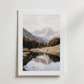 Mountain Lake Reflection – stilfullt konsttryck från Bozetto, tryckt på matt finpapper