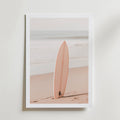 Soft Coast Surfboard – stilfullt konsttryck från Bozetto, tryckt på matt finpapper