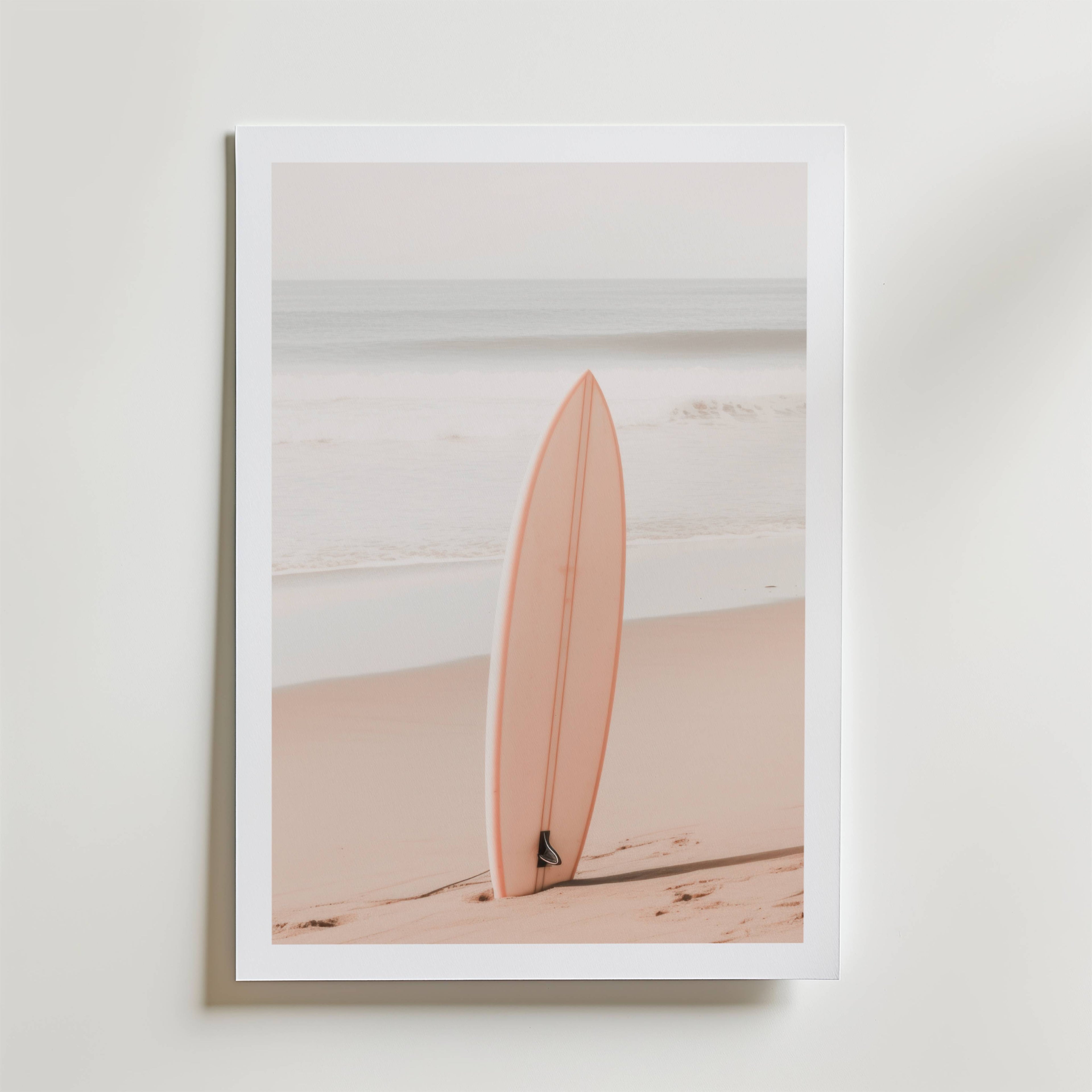 Soft Coast Surfboard – stilfullt konsttryck från Bozetto, tryckt på matt finpapper