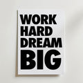 Storleksjämförelse för Work Hard Dream Big affisch – Bozetto erbjuder flera format
