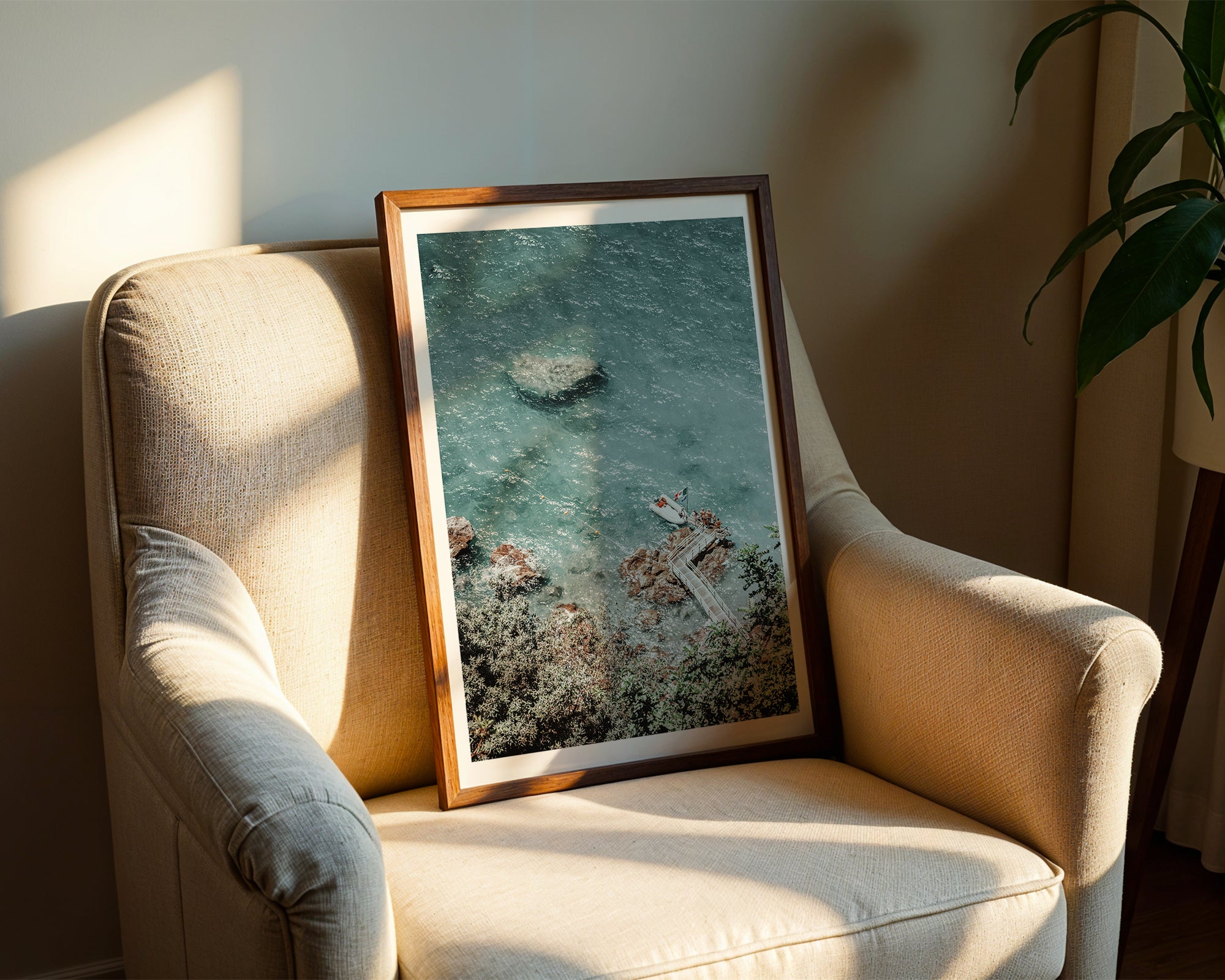 Mockup av Coastal Dock Escape affisch på vägg – köp enkelt hos Bozetto i hög kvalitet