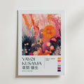 Mockup av Yayoi Kusama Blooming Coral affisch på vägg – köp enkelt hos Bozetto i hög kvalitet
