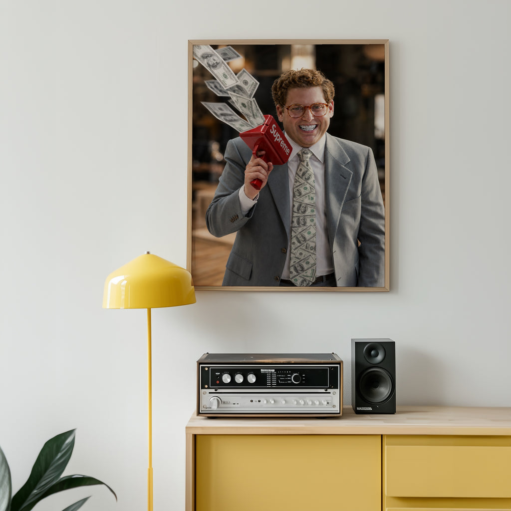 Money Gun Poster inramad i ljust rum