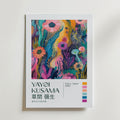 Mockup av Yayoi Kusama Floral Current affisch på vägg – köp enkelt hos Bozetto i hög kvalitet