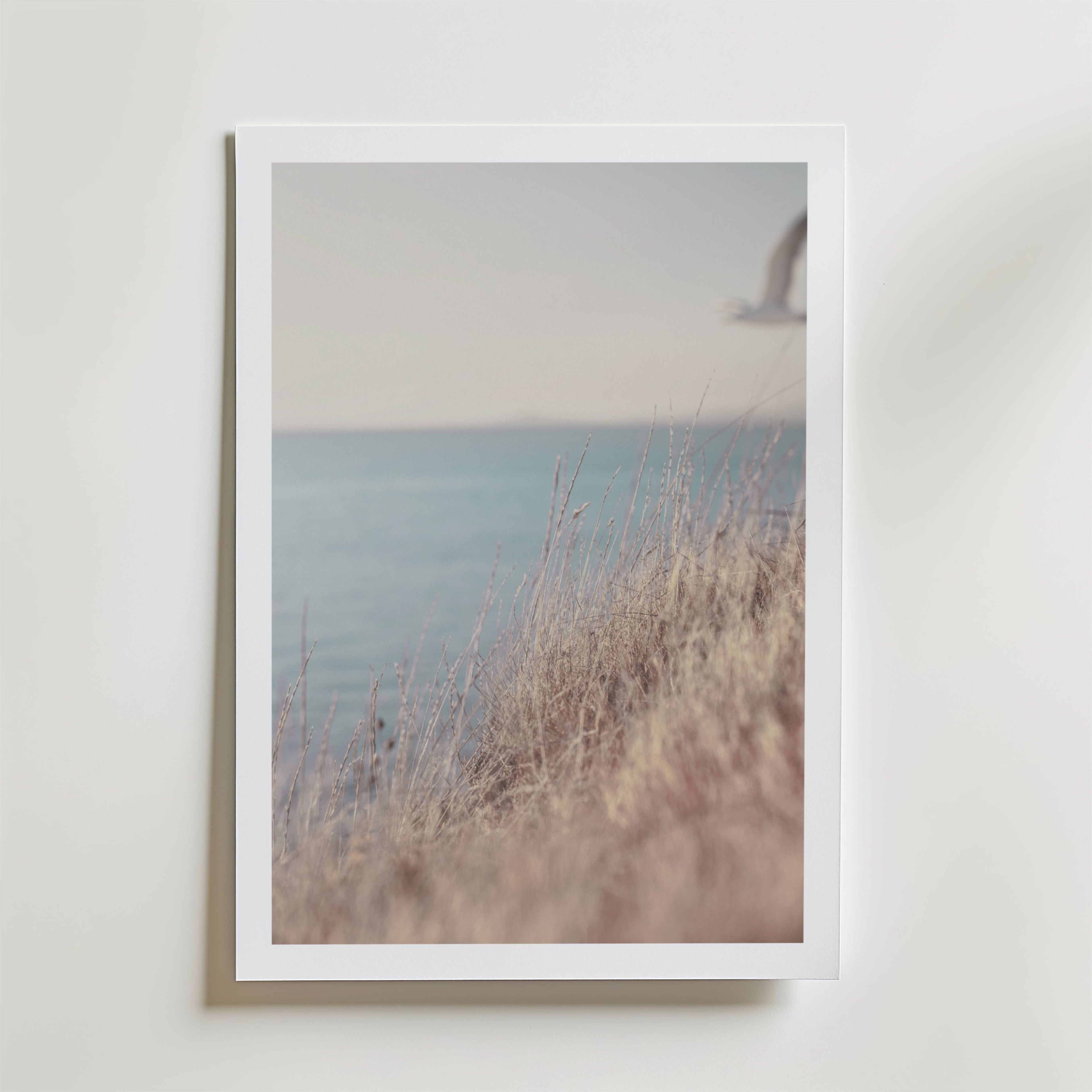 Soft Coastline Breeze – stilfullt konsttryck från Bozetto, tryckt på matt finpapper