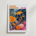 Mockup av Yayoi Kusama Golden Night affisch på vägg – köp enkelt hos Bozetto i hög kvalitet
