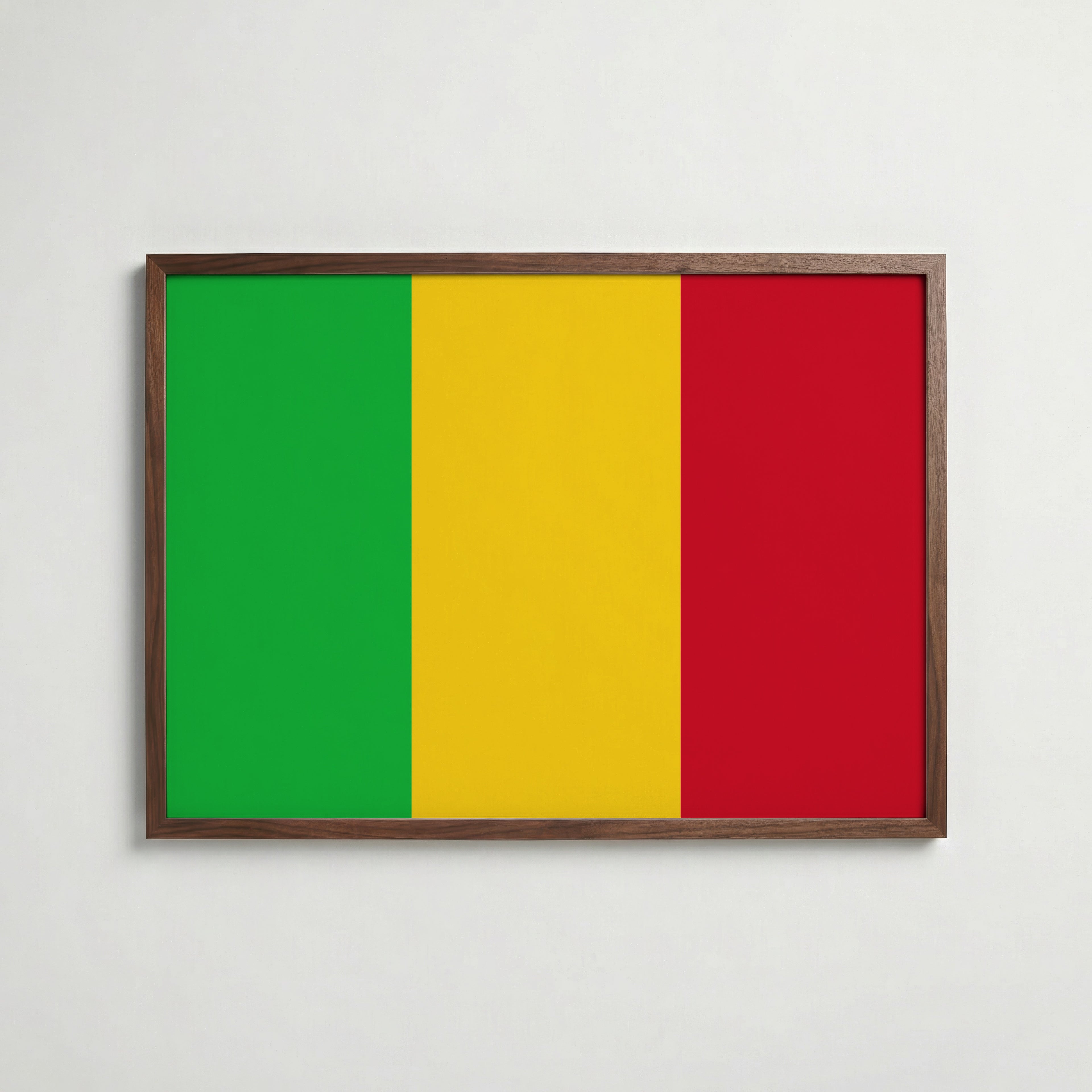 Mali National Flag Poster i valnötsram – varm konstaffisch för hemmet från Bozetto