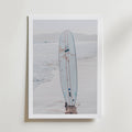 Surfboard Serenity – stilfullt konsttryck från Bozetto, tryckt på matt finpapper