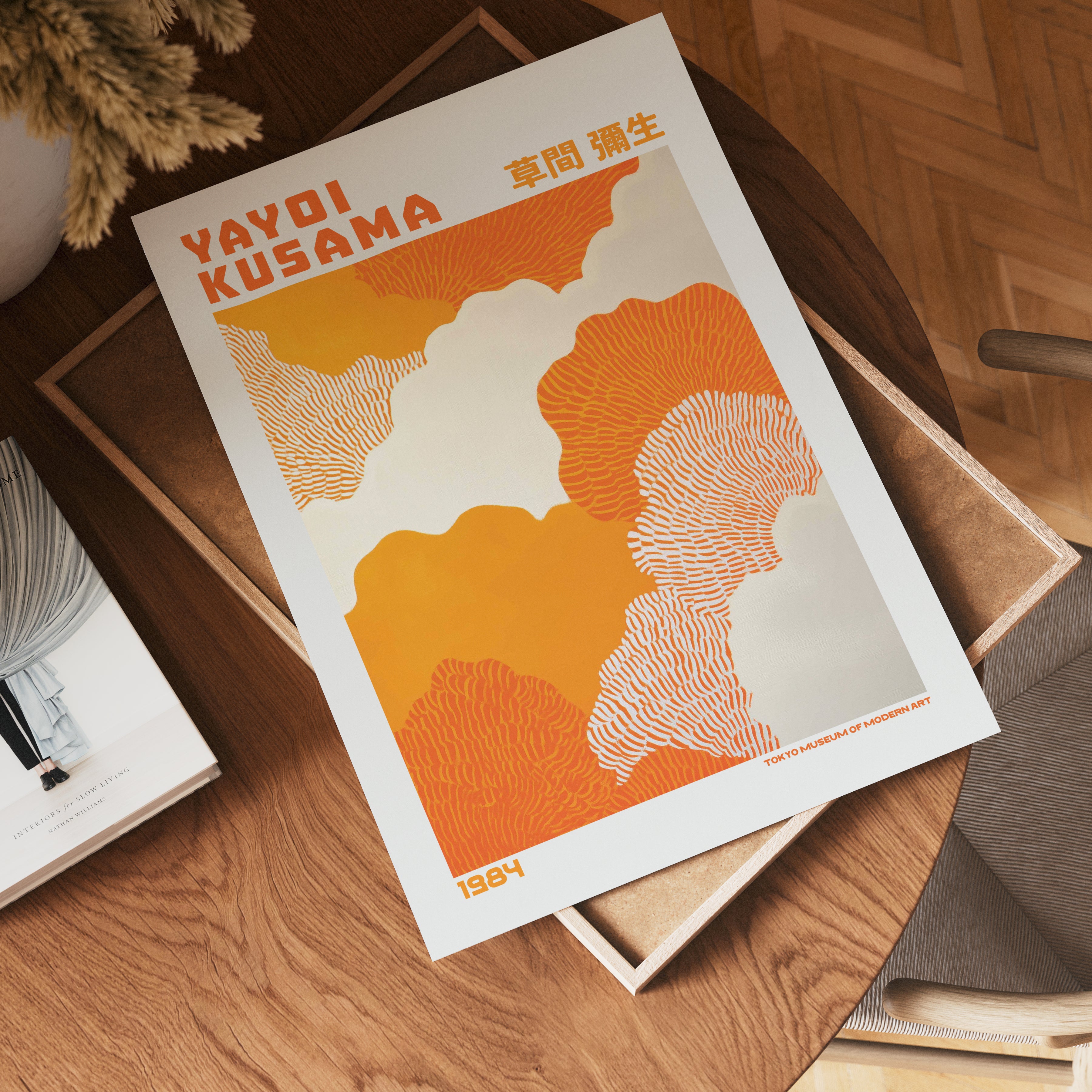 Väggmockup med Yayoi Kusama Warm Orange – köp enkelt hos Bozetto affisch i hög kvalitet