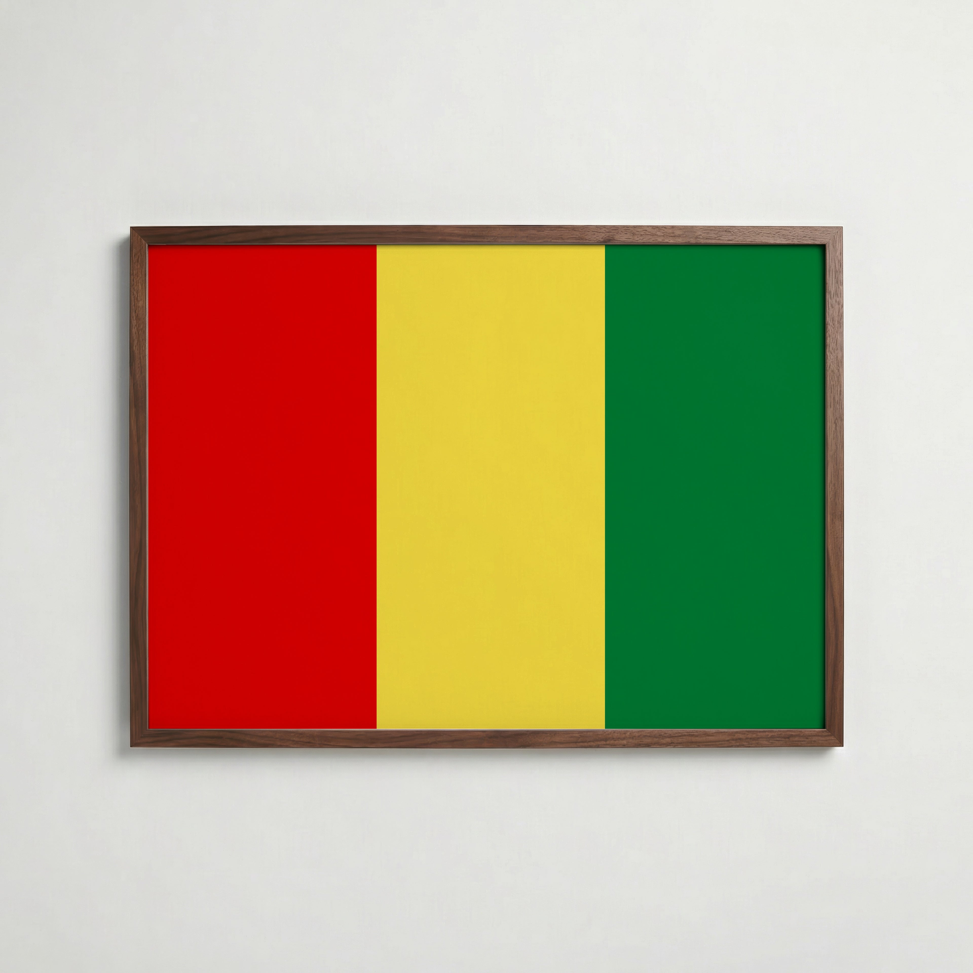 Guinea National Flag Poster i valnötsram – varm konstaffisch för hemmet från Bozetto