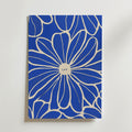 Happy Blue Flower – stilfullt konsttryck från Bozetto, tryckt på matt finpapper i hög tryckkvalitet