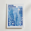 Mockup av Yayoi Kusama Floating affisch på vägg – köp enkelt hos Bozetto i hög kvalitet