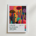 Mockup av Yayoi Kusama Cosmic Garden affisch på vägg – köp enkelt hos Bozetto i hög kvalitet