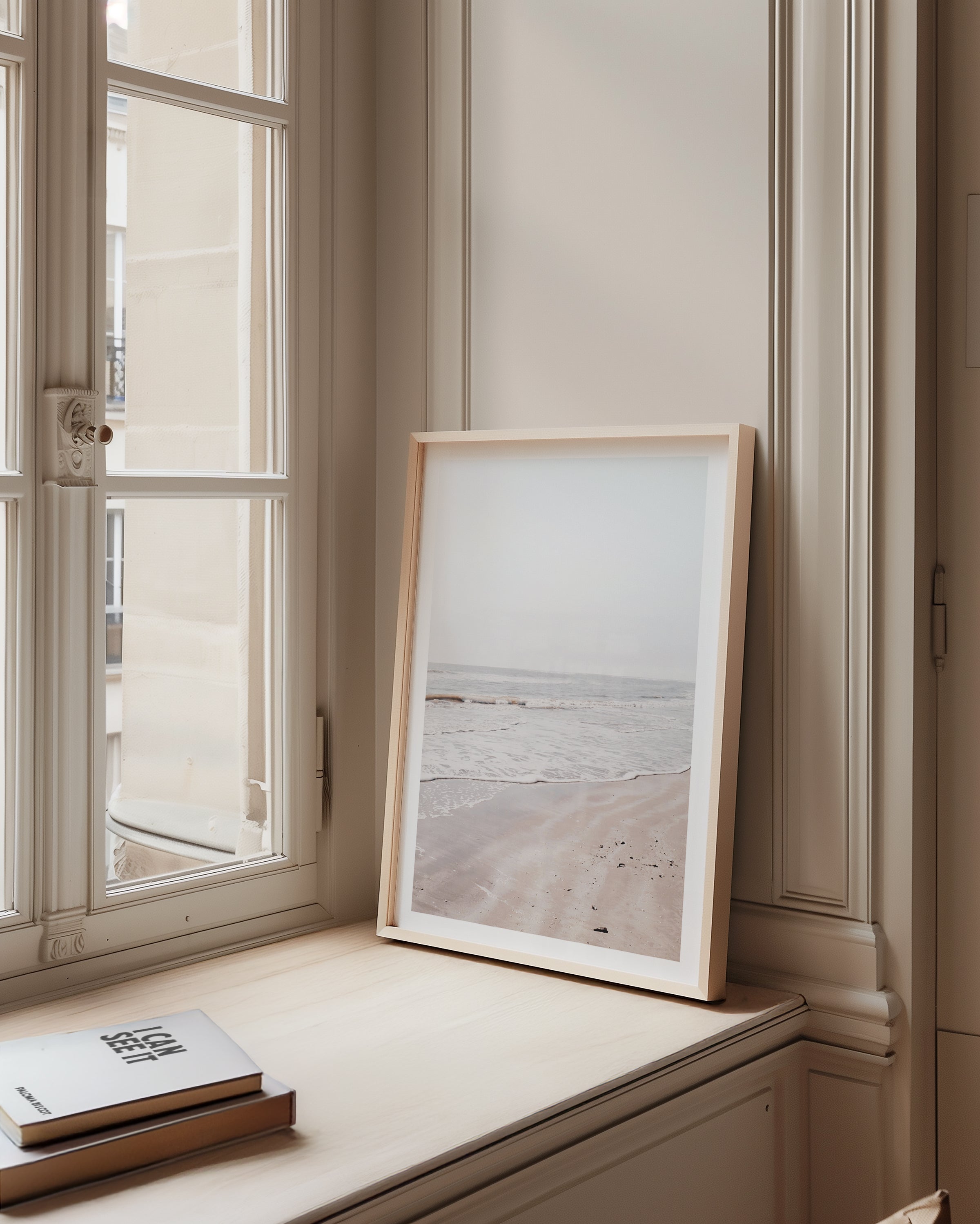 Mockup av Calm Misty Coast affisch på vägg – köp enkelt hos Bozetto i hög kvalitet