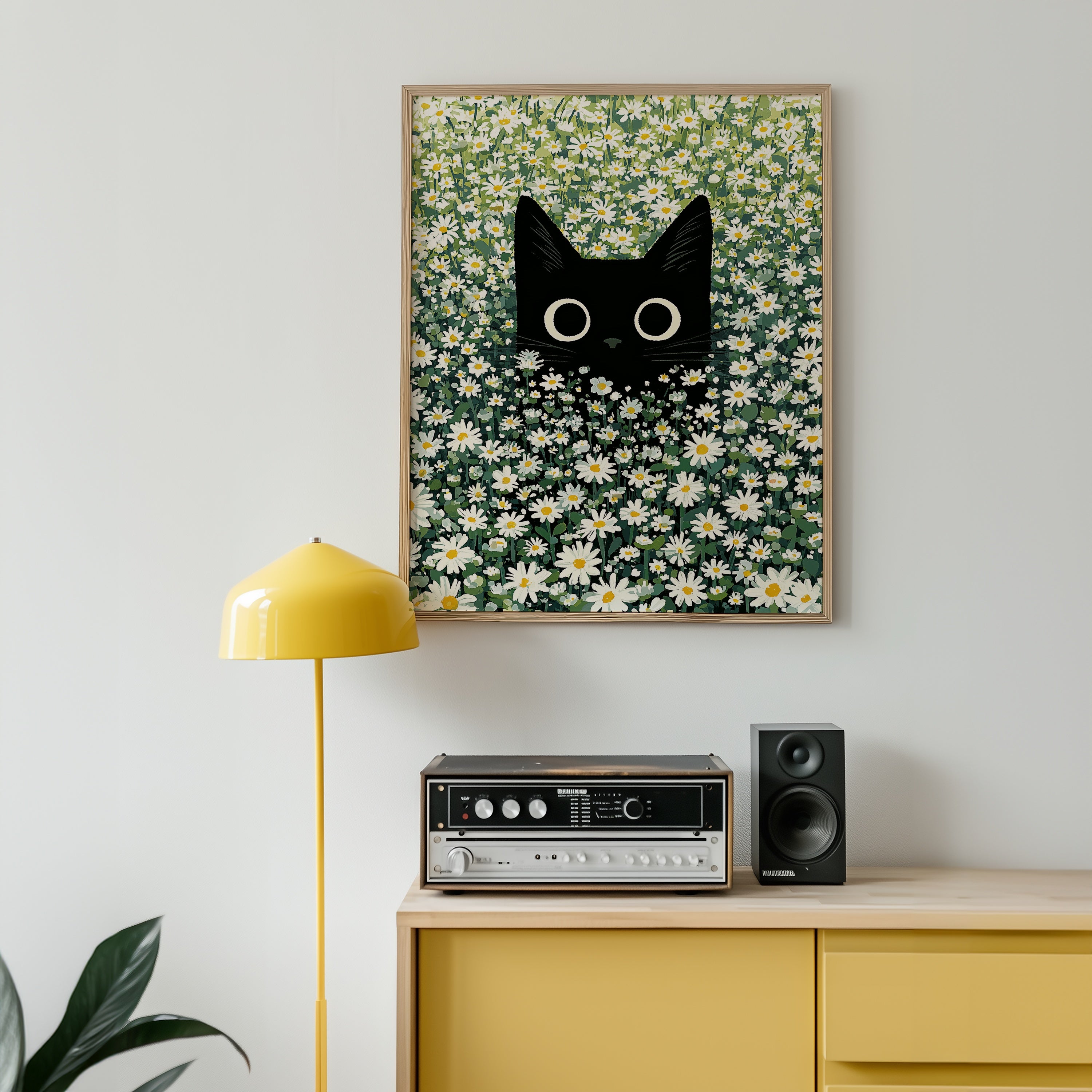 Cat in Green Grass Poster – svart katt bland vita prästkragar i modern hemmiljö, poster från Bozetto