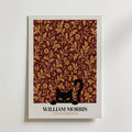 Cat in the Acanthus William Morris Poster – svart katt gömd bland William Morris akantusblad i burgundy och guld