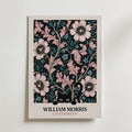Cat in the Anemone William Morris Poster – svart katt bland William Morris anemonemönster i svart och rosa
