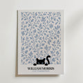 Cat in the Willow William Morris Poster – svart katt i William Morris minimalistiska pilmönster i blågrått