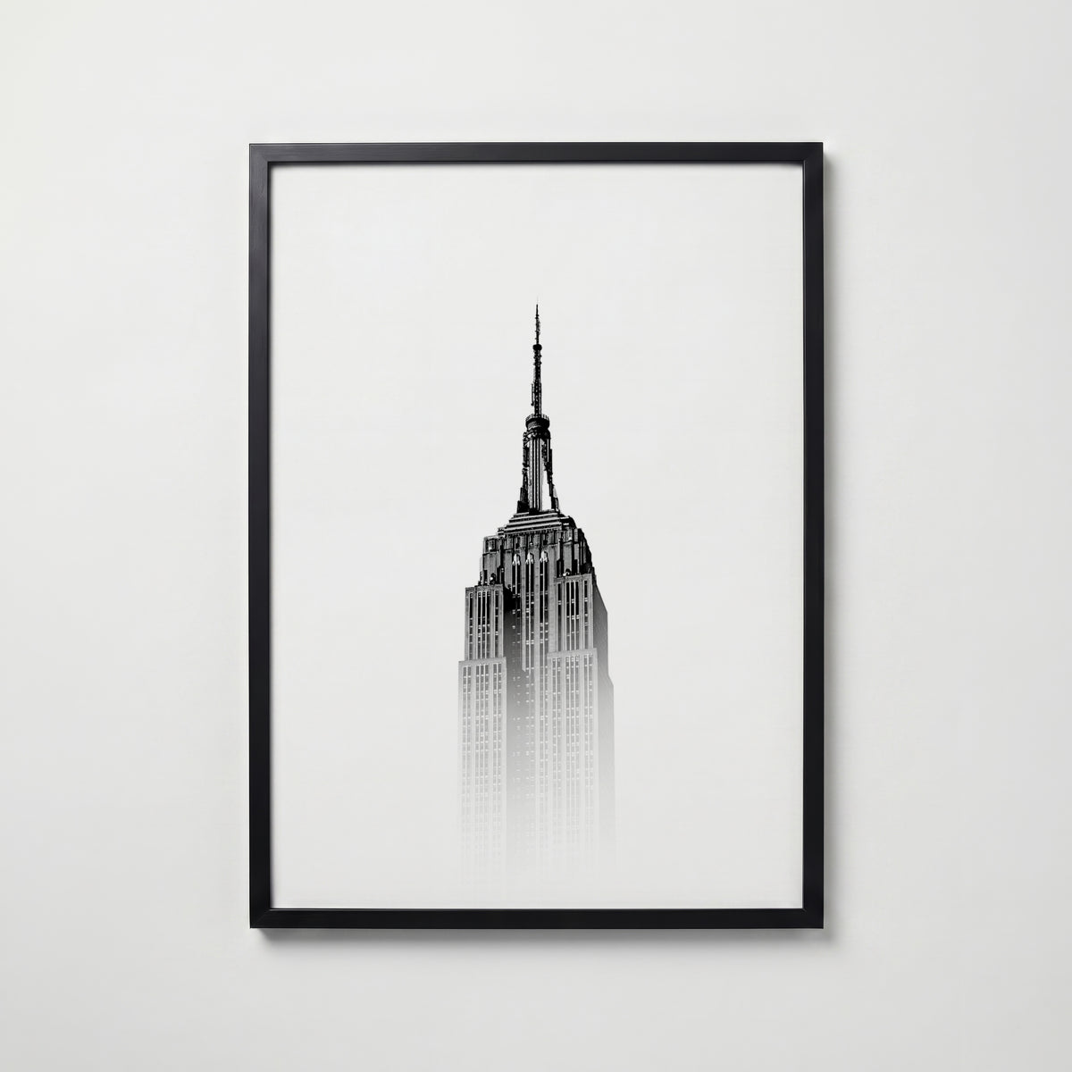 Misty Manhattan Spire Poster – svart ram