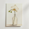Elegant White Orchid In Glass – stilfullt konsttryck från Bozetto, tryckt på matt finpapper