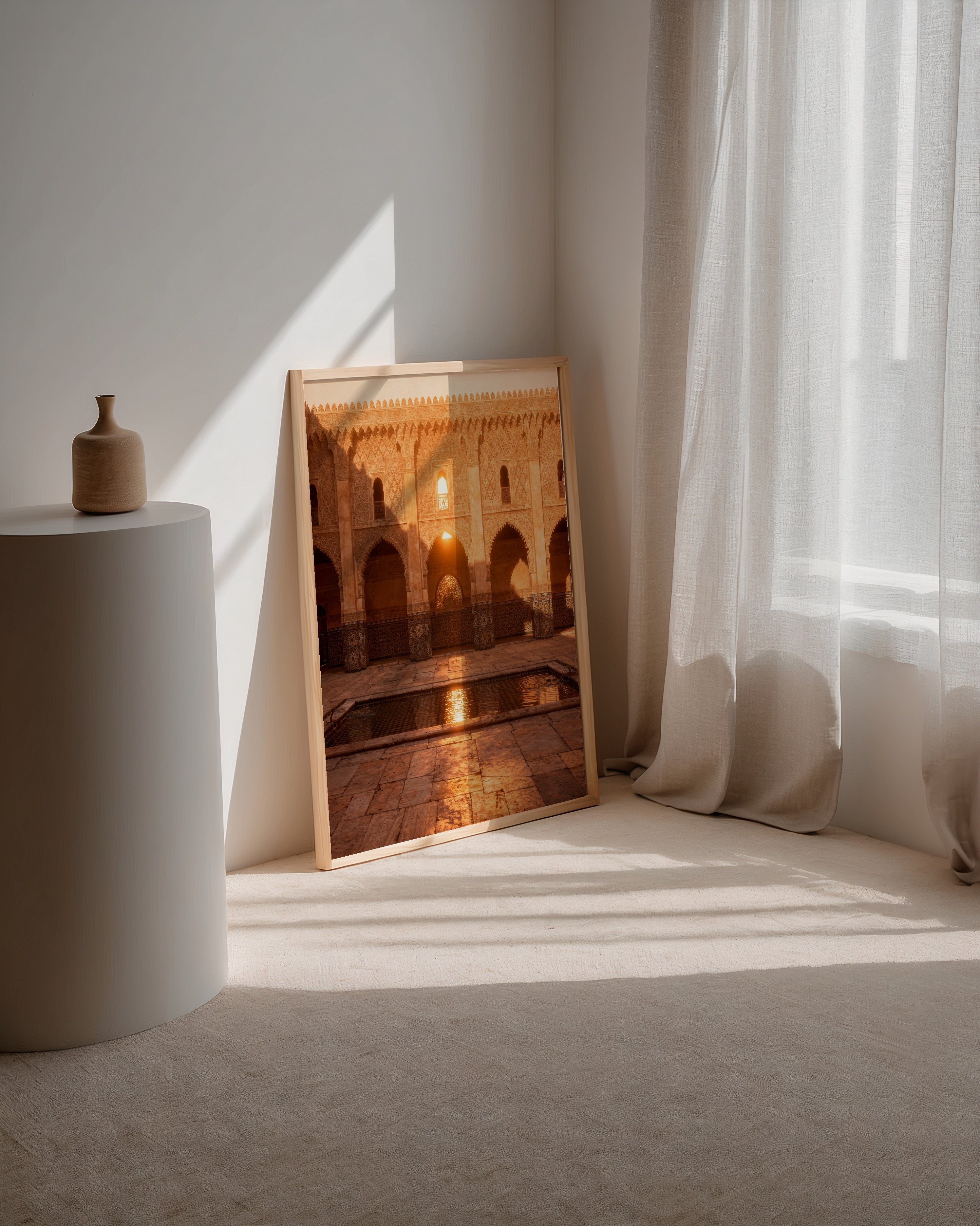 Golden Courtyard Poster i rumskomposition med ekram