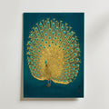 Golden Peacock Poster – guldpåfågel med utbredd svansdräkt mot petrolblå bakgrund i japansk stil