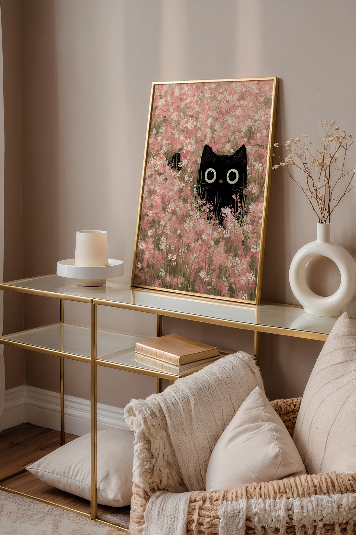 Hidden Blossom Cat affisch i guldram pa konsolbord - Bozetto konsttryck i hog kvalitet