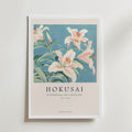 Hokusai Lily – stilfullt konsttryck från Bozetto, tryckt på matt finpapper i hög tryckkvalitet