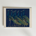Indigo Peacocks Poster – påfåglar i japansk träsnittsstil mot djupblå bakgrund