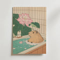 Mockup av Capybara In Lotus Bath affisch på vägg – köp enkelt hos Bozetto i hög kvalitet