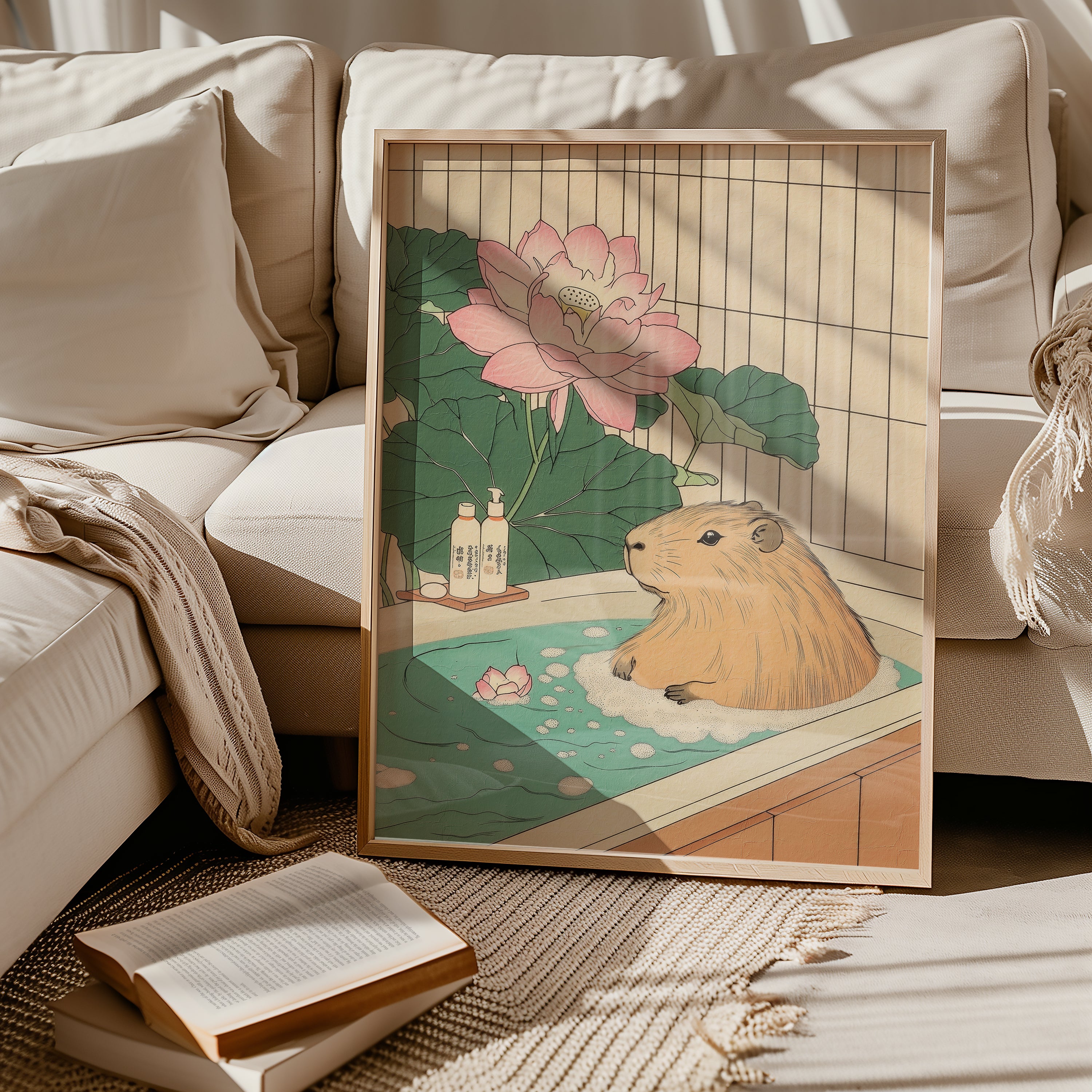 Capybara In Lotus Bath poster visualiserad på vägg – från Bozetto i hög kvalitet