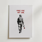 Love Not War Poster – soldat med röd ros i stencilstil, konsttryck från Bozetto