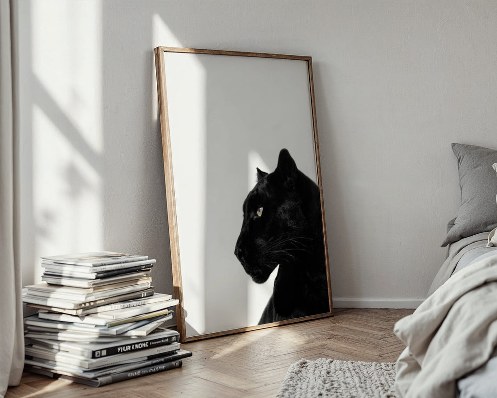 Mockup av Midnight Panther affisch på vägg – köp enkelt hos Bozetto i hög kvalitet