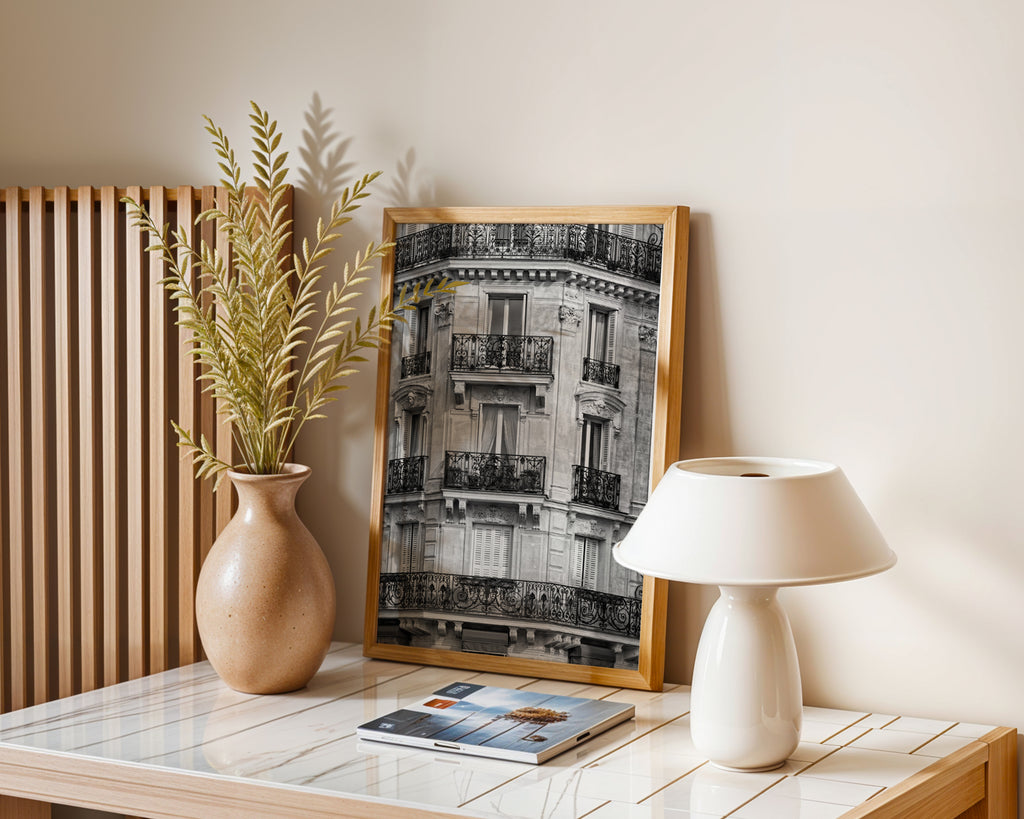 Paris Balcony poster visualiserad på vägg – se rätt storlek med mockup från Bozetto