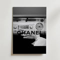 Chanel Retro Drive – stilfullt konsttryck från Bozetto, tryckt på matt finpapper