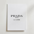 Prada Marfa – stilfullt konsttryck från Bozetto, tryckt på matt finpapper i hög tryckkvalitet
