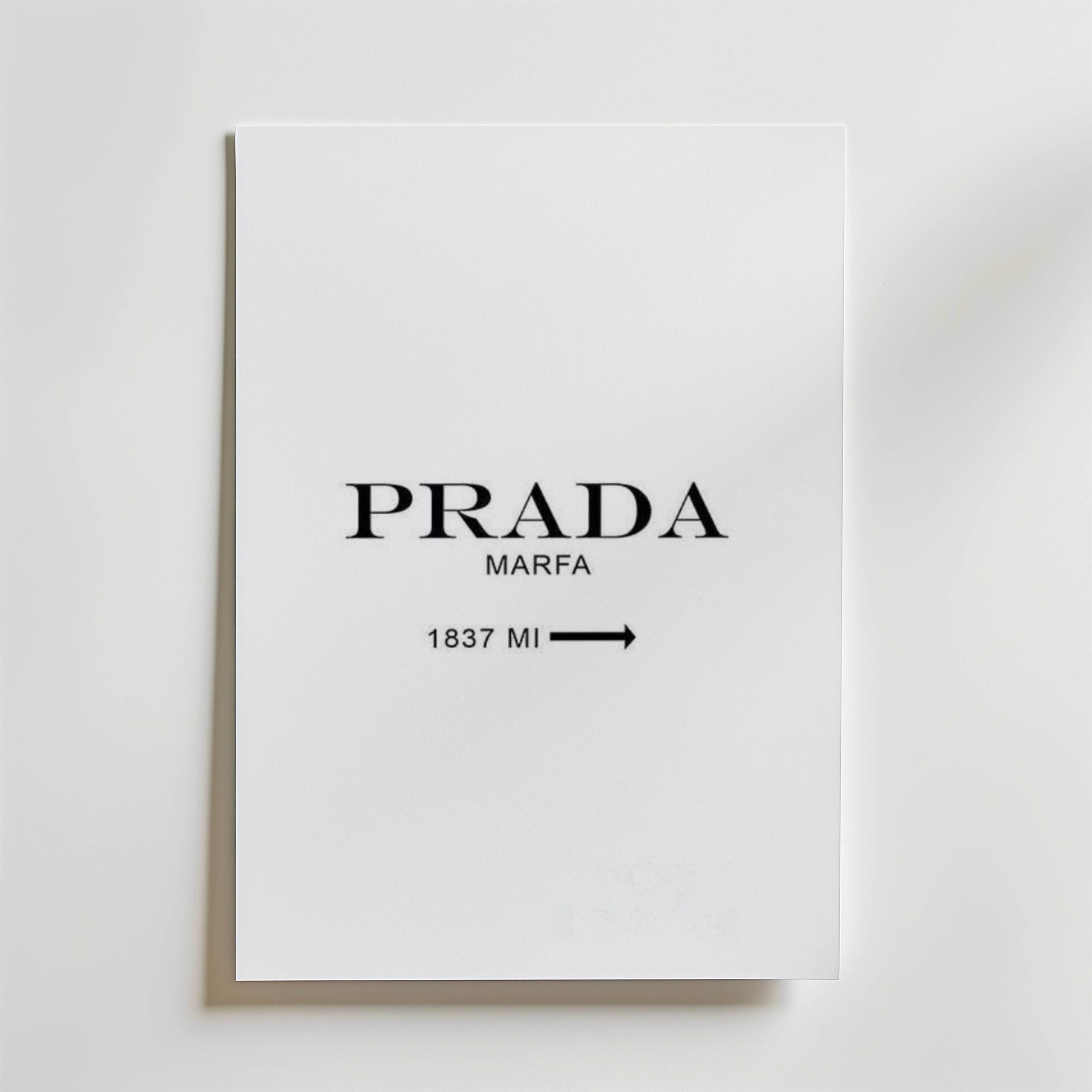 Prada Marfa – stilfullt konsttryck från Bozetto, tryckt på matt finpapper i hög tryckkvalitet