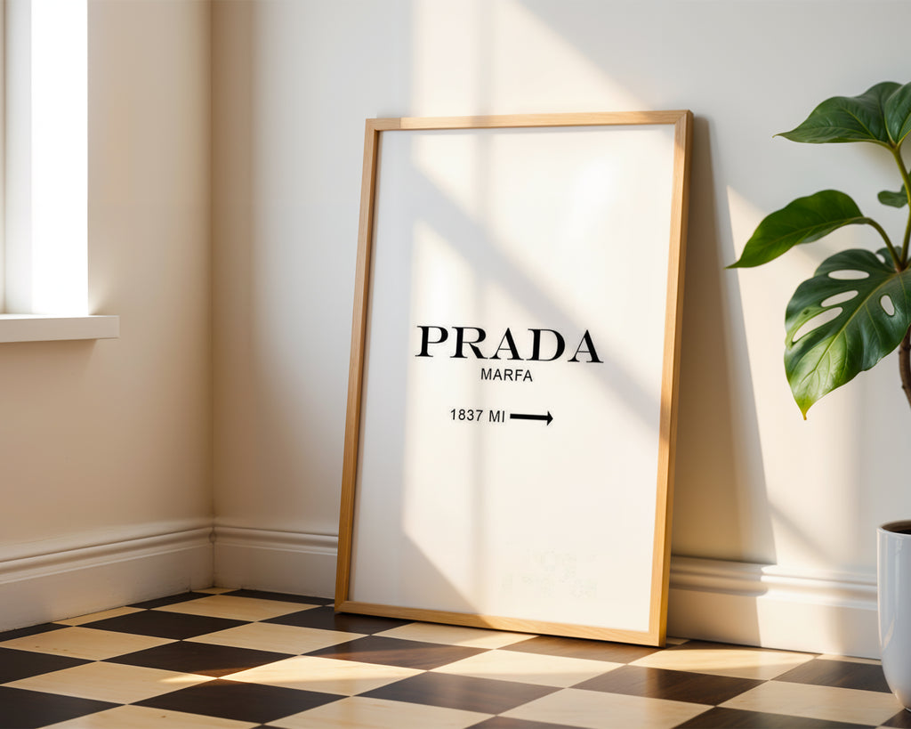 Visualisering av Prada Marfa poster på vägg – köp enkelt hos Bozetto i hög kvalitet
